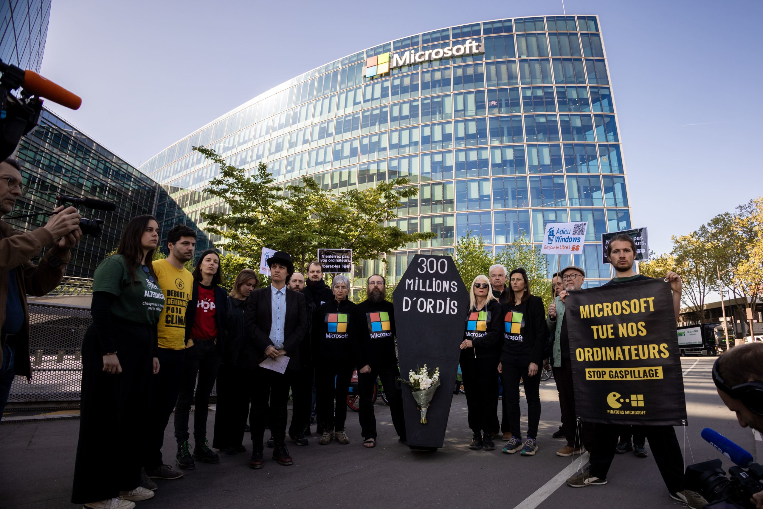 Enterrement de 300 millions d'ordinateurs devant de le siège de Microsoft France, le 24/04/2026 - jour du dépassement français. Crédit : Alternatiba et ANV-COP21