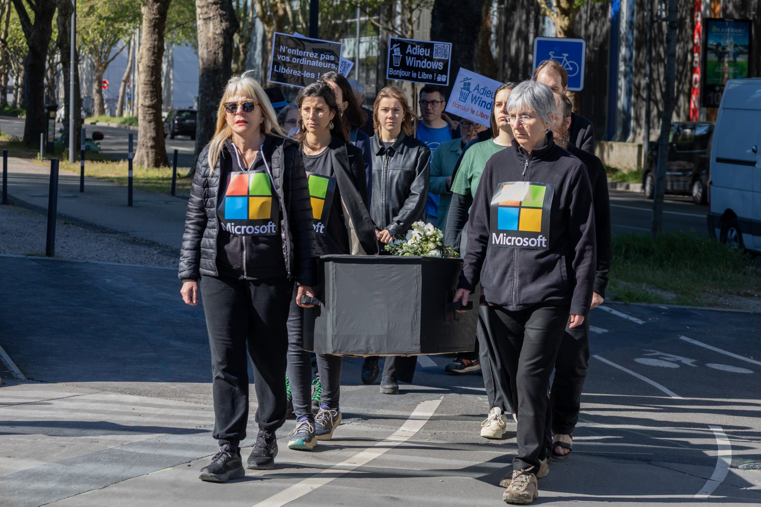 Enterrement d'ordinateur. Des activiste portent un cercueil jusqu'au siège de Microsoft pour symboliser les 300 millions d'ordinateurs dans le monde condamnés par Microsoft